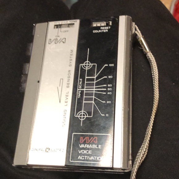 Early 1980s G. E. Cassette Player - 486 $30 or $25 w/offer - Picture 1 of 6